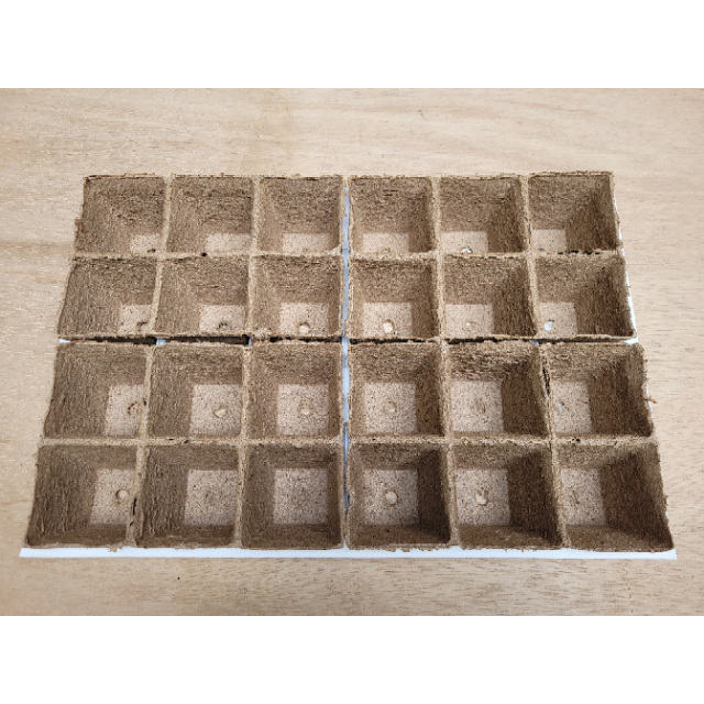 Plateau de tourbe avec 24 compartiments (8x8 cm)